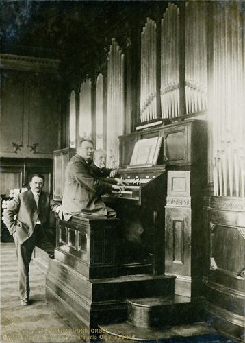 Reger an der Aufnahme-Orgel der Firma (mit Edwin und Berthold Welte), Freiburg i.Br. (1913), Fotoabzug im Max-Reger-Institut, Karlsruhe.