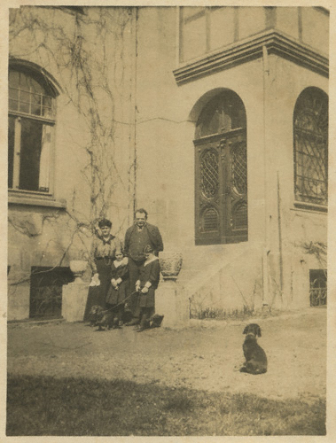 Max and Reger with their adopted daughters and in front of their in (ca. 1915). – Max-Reger-Institut, Karlsruhe.