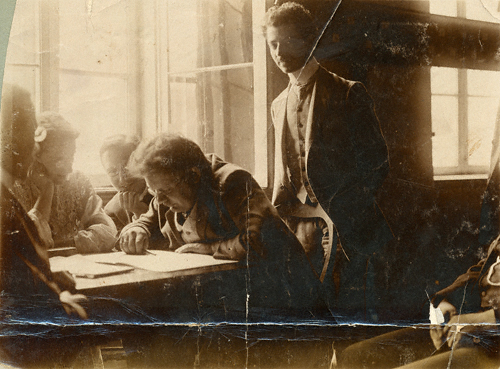 Unterricht bei Max Reger an der Königlichen Akademie der Tonkunst in
                        München (1904). – Max-Reger-Institut, Karlsruhe, Fotoalbum Elsa
                        Regers.