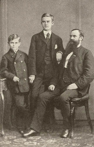 Hans von Bagenski (l.) mit seinem Bruder Ernst und dem Vater Major Ernst von Bagenski (undatiert). – Abgebildet in , zwischen S. 32 und 33.