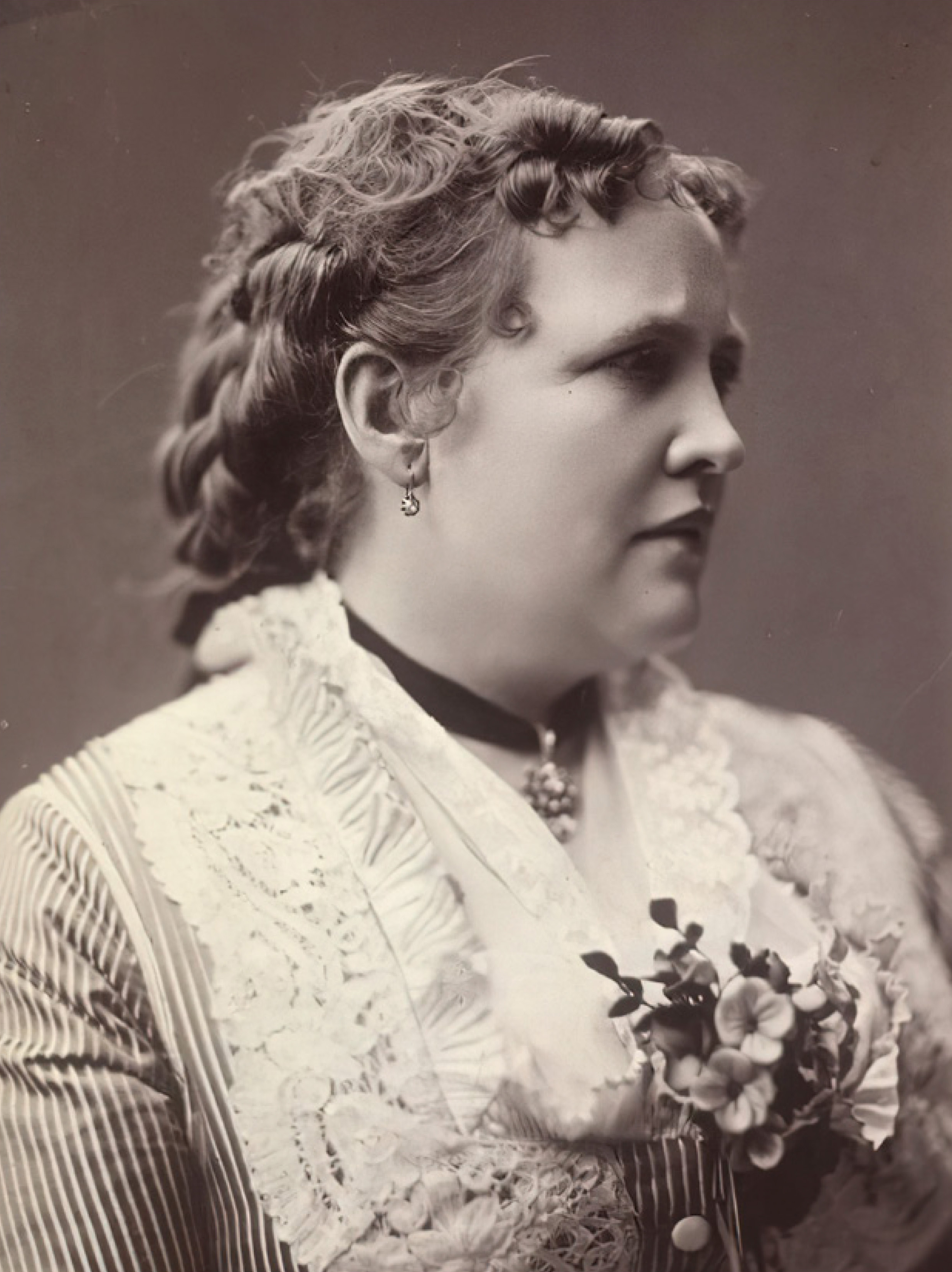 Ada Christen, zeitgenössische Fotografie. – Abgebildet in Matthias Berges, »„Leidenschaftlich, doch nicht aus dem Rahmen fallend“. Karg-Elerts Vokalwerk«, in , Ausgabe 14 (Dezember 2021, S. 76–88; hier: S. 80.