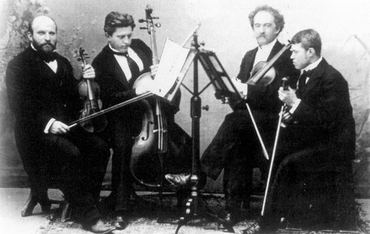 Das Hösl-Quartett in seinem Gründungsjahr 1898 (Josef Hösl 1.v.l.). – Abgebildet in Josef Hösl, , hrsg. von Ernst Hösl, München 2005, S. 255.