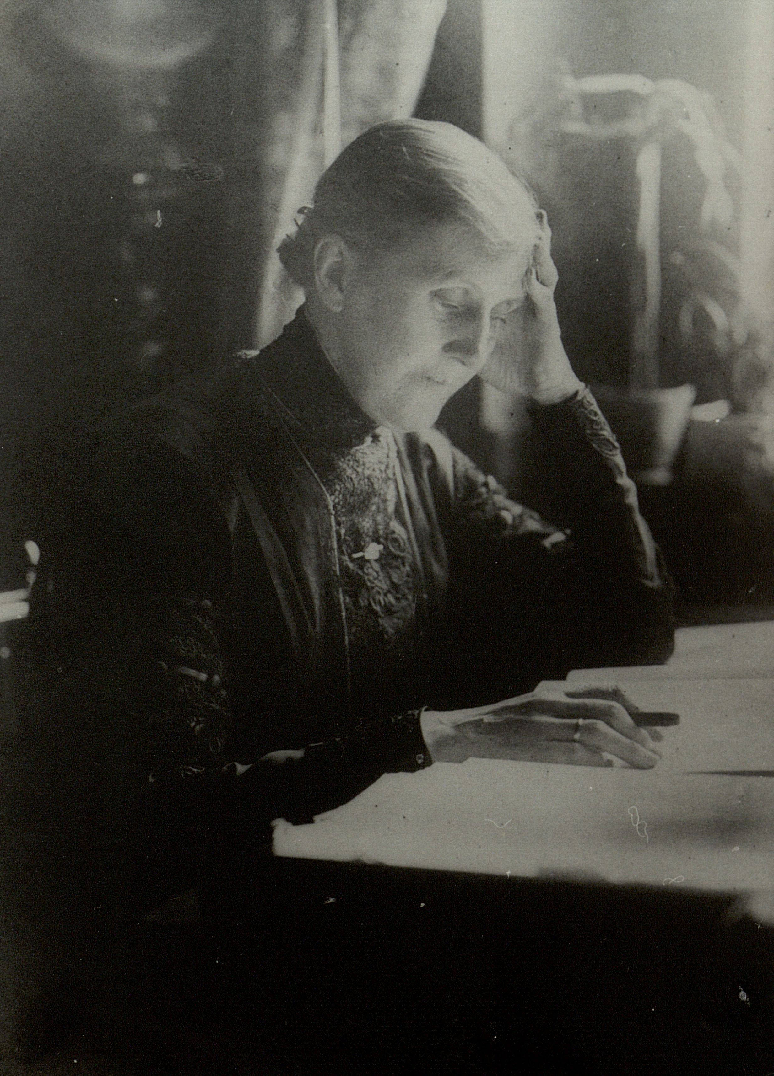 Hedwig Kiesekamp als Schriftstellerin (undatierte Fotografie). –  Universitäts- und Landesbibliothek Münster, Sammlung Kiesekamp 3,001.