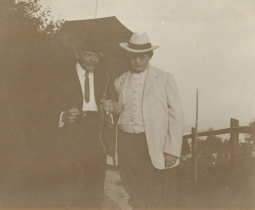 Max Kuhn (mit Schirm) und Reger beim Spaziergang (August/September 1906), Fotografie von Martha Ruben. – Max-Reger-Institut, Karlsruhe.