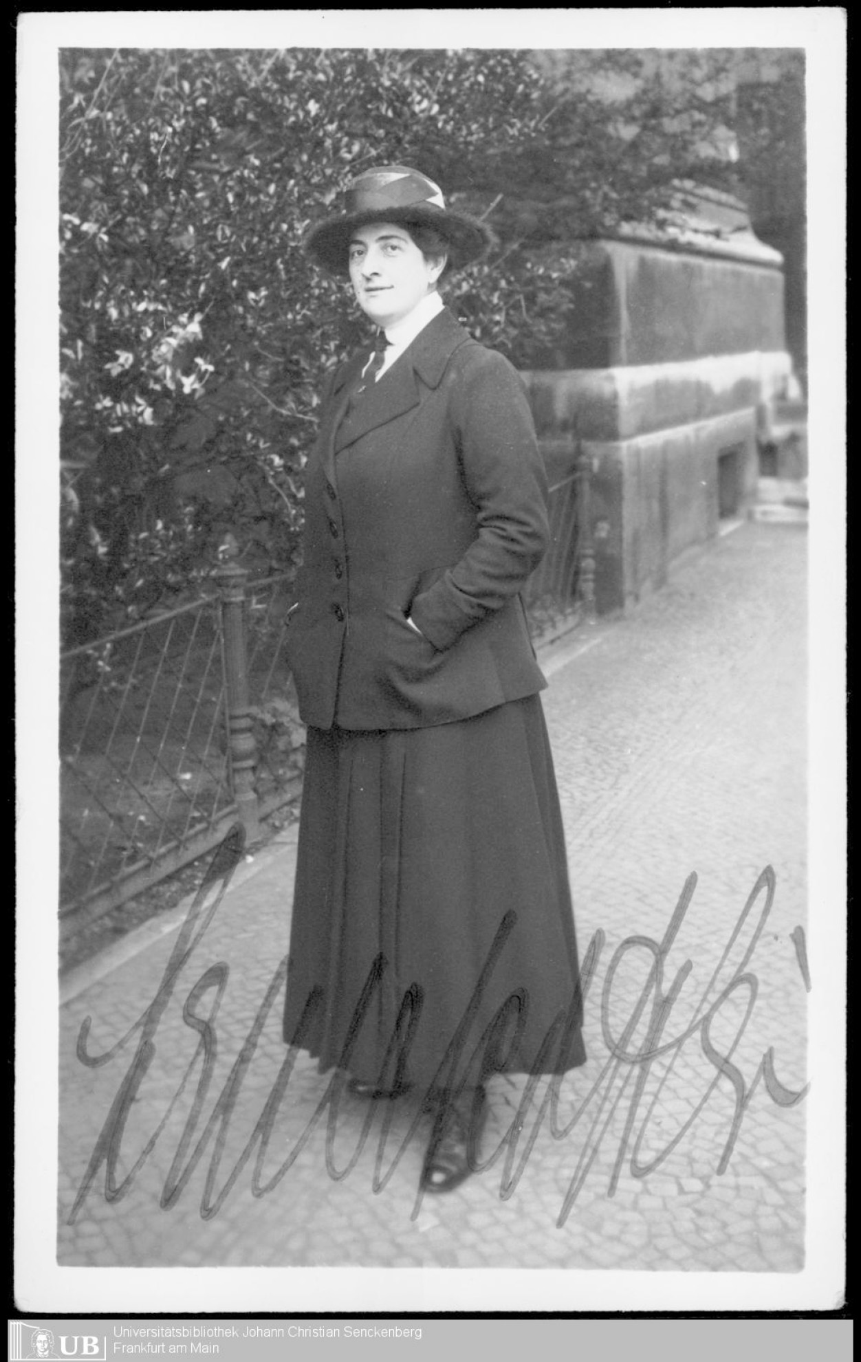 Beatrice Lauer-Kottlar, Ganzfigurbildnis. Fotographie von Karl Bauermann, Stadt- und Universitätsbibliothek Frankfurt a.M.; Signatur: S36/F07533.