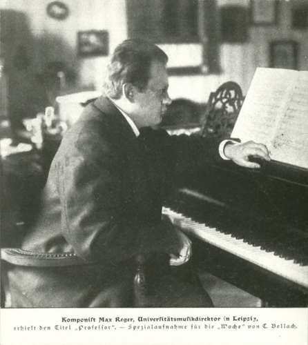 Max Reger im Leipziger Conservatorium (1907), Fotografie C. Bellach. – Abgebildet in  7. Jg. (1907/08), Nr. 1, 8. Beilage.