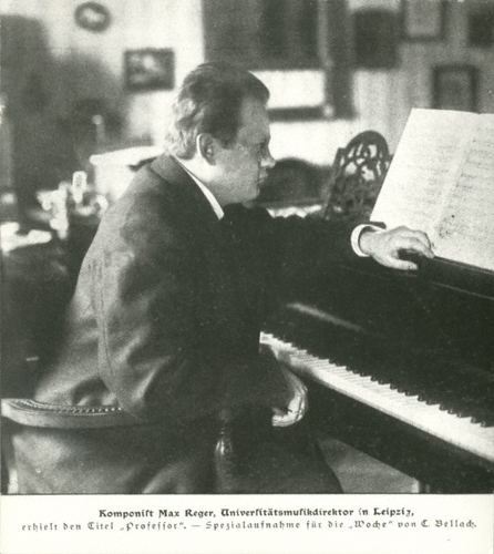 Max Reger im Leipziger Conservatorium (1907), Fotografie C. Bellach. – Abgebildet in 7. Jg. (1907/08), Nr. 1, 8. Beilage.