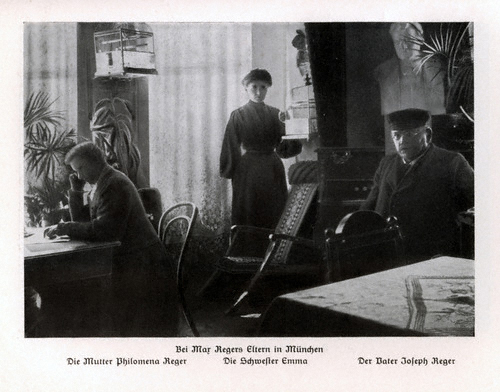 Regers Familie in München (1903). – Abgebildet in , zwischen S. 112 und 113.