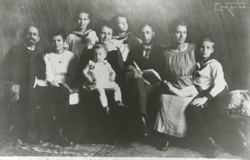 Familie Hinrichsen, Fotografie von 1919 (v.l.n.r.: Henri, Ilse, Hans-Joachim, Martha mit Robert auf dem Schoß, Paul, Max, Charlotte und Walter Hinrichsen). – Abgebildet in , S. 21.