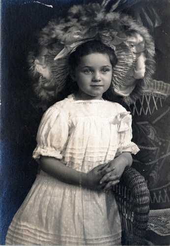 Christa Reger (1911). – Max-Reger-Institut, Karlsruhe, Fotoalbum Elsa Regers.