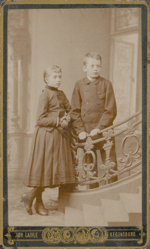 Emma und Max Reger (1884), Fotografie Joh. Laifle (Regensburg). – Max-Reger-Institut, Karlsruhe.