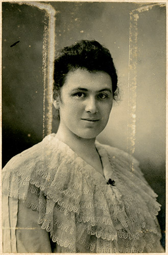 Margaret von Seydewitz (Aufnahme undatiert, vor
1914); Widmung umseitig: »Meinem lieben kleinen „Privatsekretär“ Ilse Heller, in Anerkennung treuer Dienste von ihrem alten „Professor“ . Jena, im Okt. 1916.« – Fotografie von Adolph Richter, Leipzig-Lindenau; Exemplar: Max-Reger-Institut, Karlsruhe.