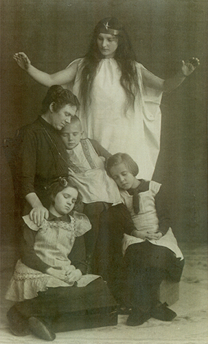 Margaret von Seydewitz in (1917); Fotoalbum Elsa Regers, Max-Reger-Institut, Karlsruhe.