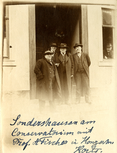 Reger bei einem Besuch des Konservatoriums 1916. – Elsa Regers Fotoalbum, Max-Reger-Institut, Karlsruhe.