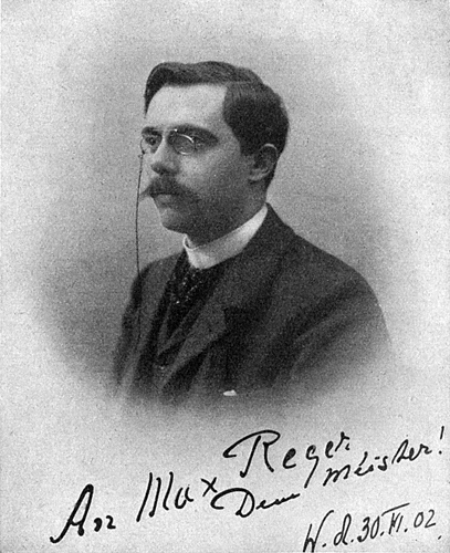 Karl Straube (1902), Fotografie mit eigenhändiger Widmung: »An Max Reger. | Dem Meister! | W[esel]. d. 30. VI. 02«. – Abgebildet in  XV/5 (Februar 1923), zwischen S. 352 und 353.