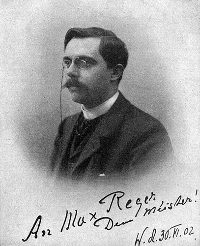 Karl Straube (1902), Fotografie mit eigenhändiger Widmung: »An Max Reger. | Dem Meister! | W[esel]. d. 30. VI. 02«. – Abgebildet in  XV/5 (Februar 1923), zwischen S. 352 und 353.