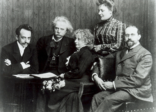 Im Verlagshaus von C.F. Peters, Februar 1907: Paul Ollendorff, Edvard und Nina Grieg, Martha und Henri Hinrichsen. – Abgebildet in , S. 198.
