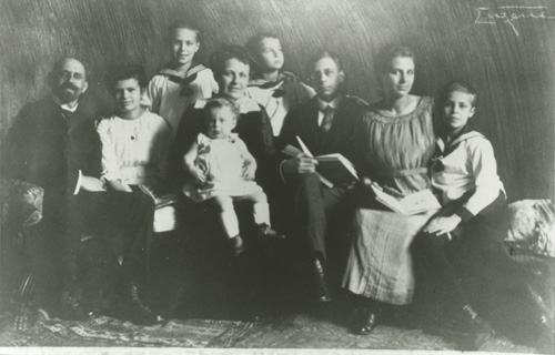 Familie Hinrichsen, Fotografie von 1919 (v.l.n.r.: Henri, Ilse, Hans-Joachim, Martha mit Robert auf dem Schoß, Paul, Max, Charlotte und Walter Hinrichsen). – Abgebildet in , S. 21.